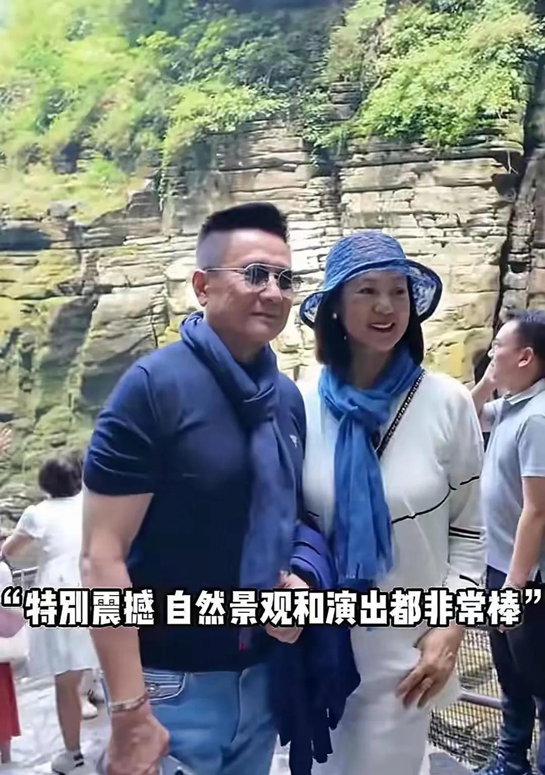 70岁张志坚带69岁妻子游湖北！偶遇照曝光，越活越年轻，气质恩爱羡煞旁人！
湖北