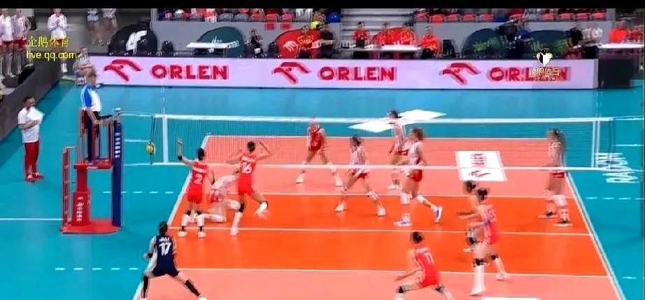 12比25！第二局像被龙卷风卷走
波兰球迷的声波比球更硬，教练嗓子喊破也传不进耳