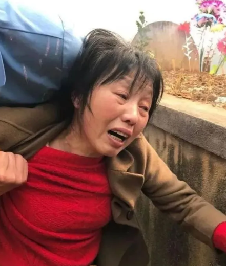 1984年，一战士壮烈牺牲，其新婚20天妻子拒绝改嫁，坚持生下遗腹子，35年后，