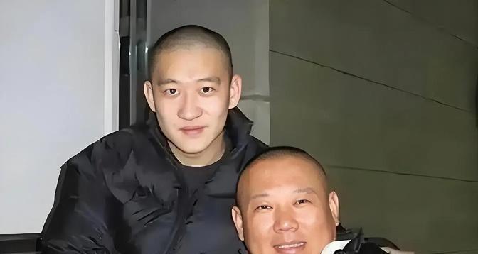 2010年，曹云金出走德云社，带走了19岁的烧饼。曹云金说：“德云社称收徒弟不收