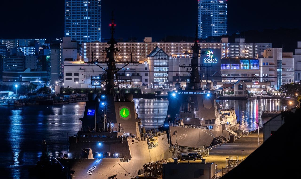 停泊在横须贺港的海自DDG-179“摩耶” 号驱逐舰和 澳大利亚DDG-42“悉