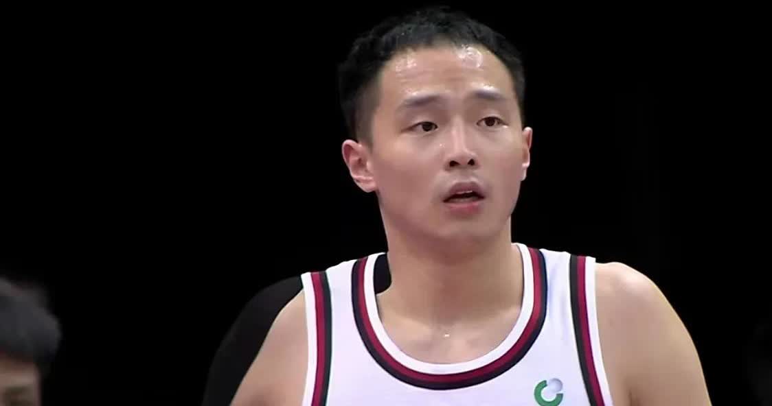 留不住了！青岛给王奕博开出了顶薪合同，并给浙江队准备了培养费，方俊左右为难。
