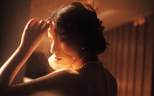 妇女节我抽中香奈儿包，总裁丈夫当众抢给女助理：“黄脸婆不配”，我甩离婚协议转身走