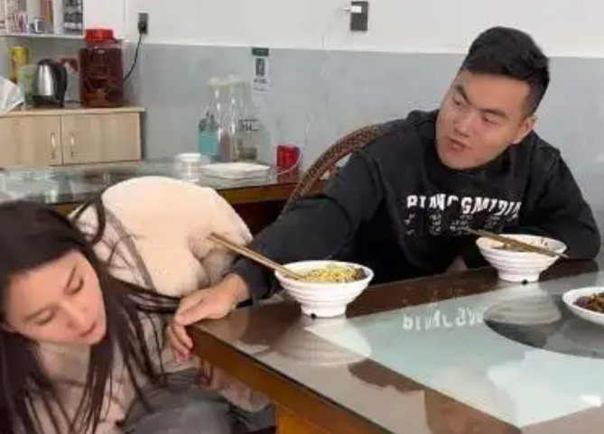 男女相亲去吃饭，吃饭到一半时，饭桌上的餐巾纸在女子这边丢到地上,女子弯腰去捡纸，