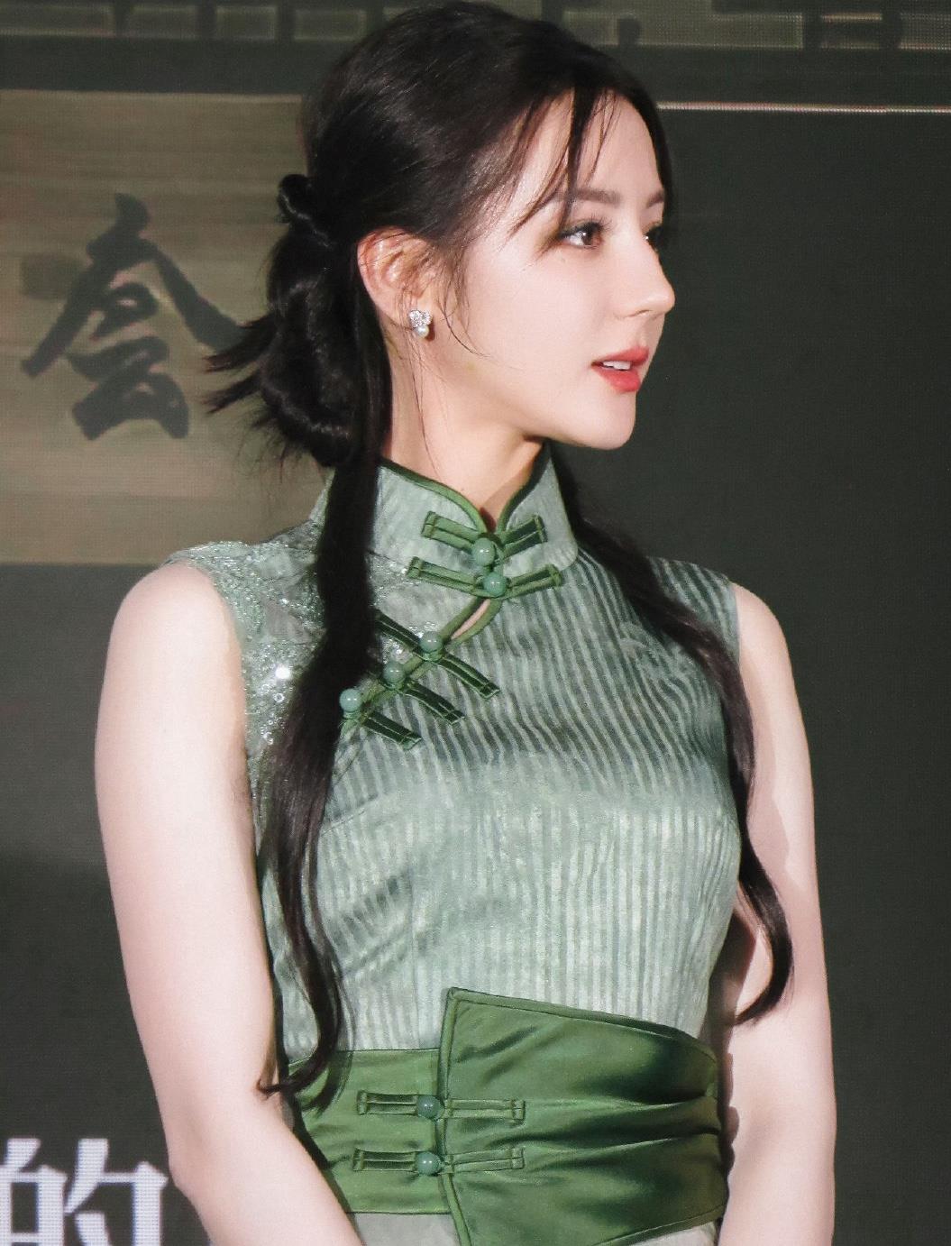 迪丽热巴杭州撑油纸伞亮相，

这造型好美！

淳茶舍活动上，

她一