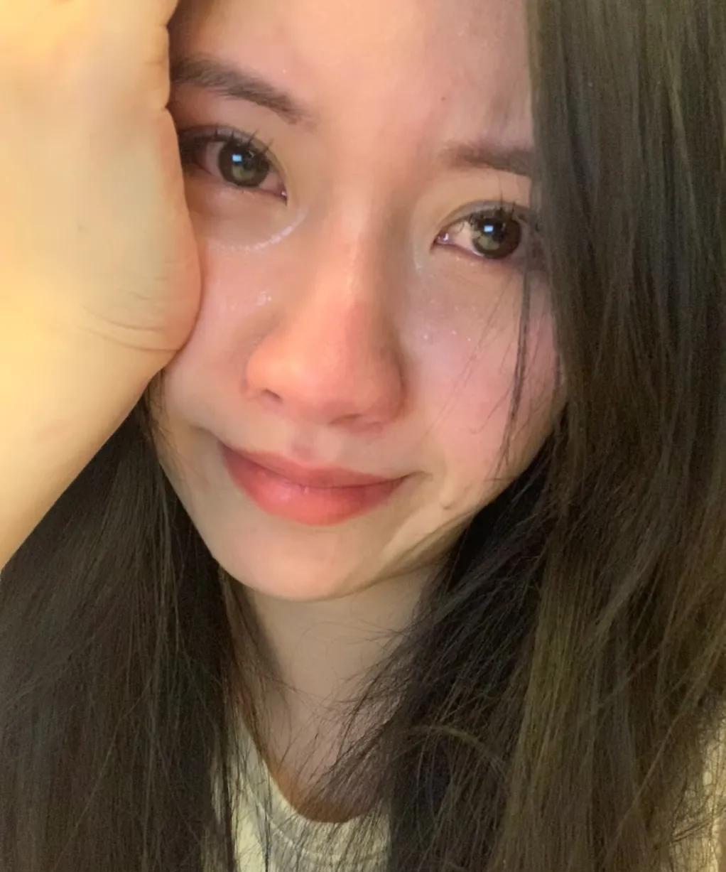 和老公冷战足足三个月，这期间我到处旅游散心。每天都在朋友圈发各种美食风景照。昨天