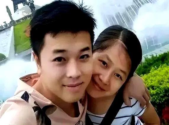 这故事，像一出高配版韩剧。小伙邓有采，爱上患癌姑娘小叶，倾尽所有，200万积蓄三