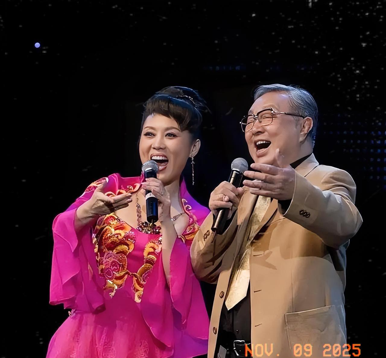 相声名家唐杰忠老先生，为黄梅戏演员吴琼友情助演。