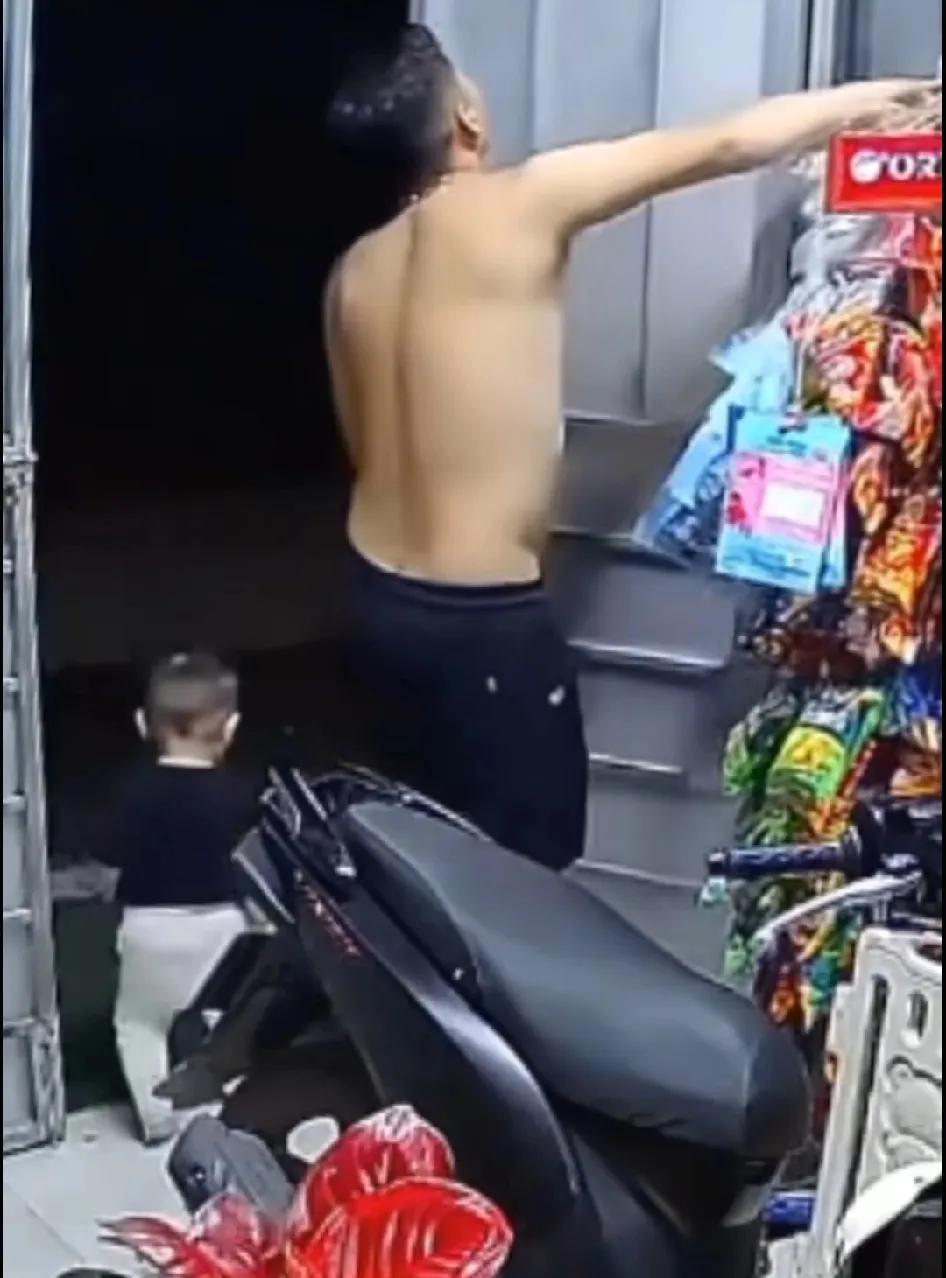 网传一段视频，小孩子偷溜出去完美躲开爸爸的视线，差点酿成一次大的事故
爷俩配合的