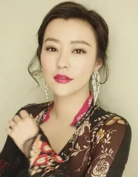 只有郝蕾，敢在这么多人面前，说出娱乐圈的真相。大大方方的维护、夸奖哈尼克孜。郝蕾