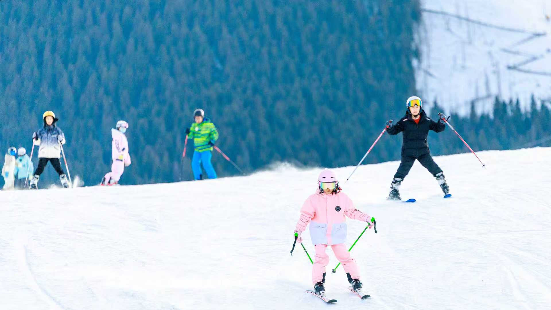拼“残票”，找学生优惠，“穷滑”的年轻人，把中产滑雪拉下神坛