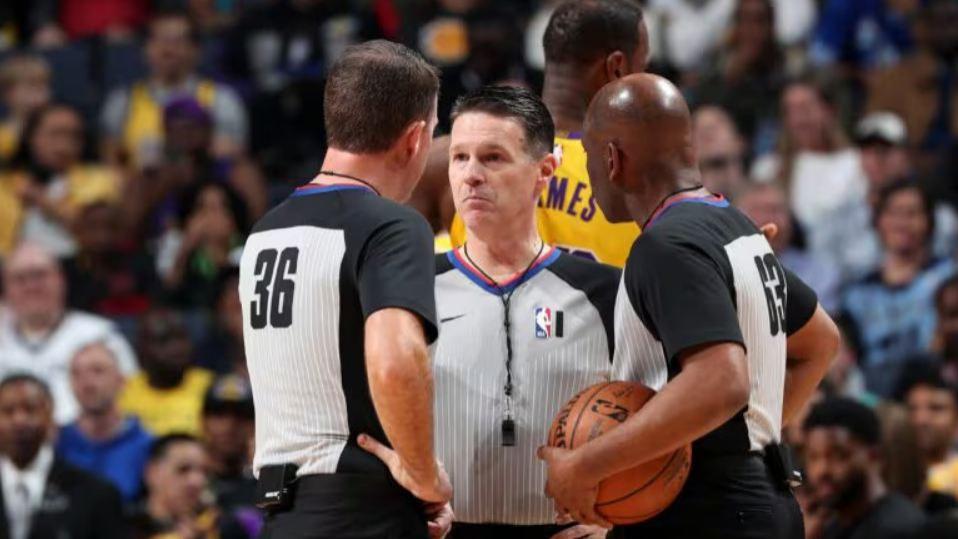 NBA将于周二恢复裁判佩戴耳机