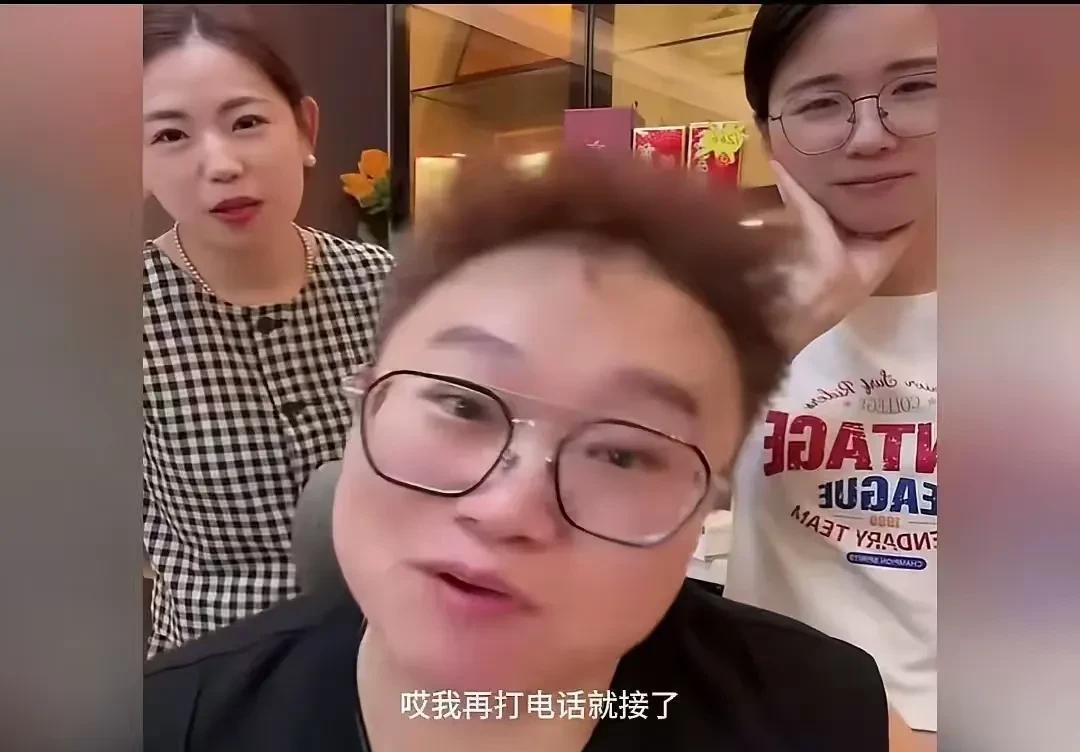很多人觉得洞洞是大嘴巴
       还是特别喜欢去洞洞直播间问他好多问题，其实