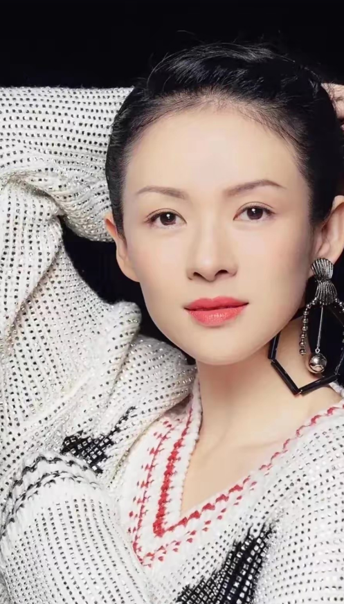 章子怡长得确实很标致，她的美貌常常被低估。从美学角度看，她的三庭五眼极其标准，脸