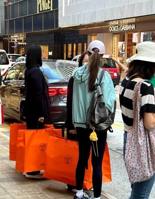 200万港元月领，四个爱马仕袋，一次刷掉，网友炸锅。
李嘉欣海港城扫货，被拍、被