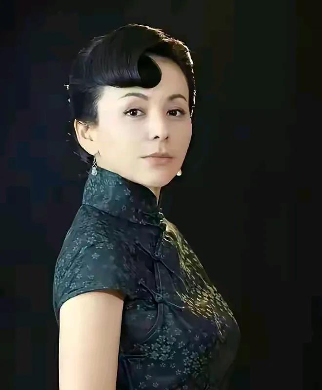 看她的五官刁钻任性，妩媚刻薄，一看就适合演坏人，但演技精湛，是演技的天花板