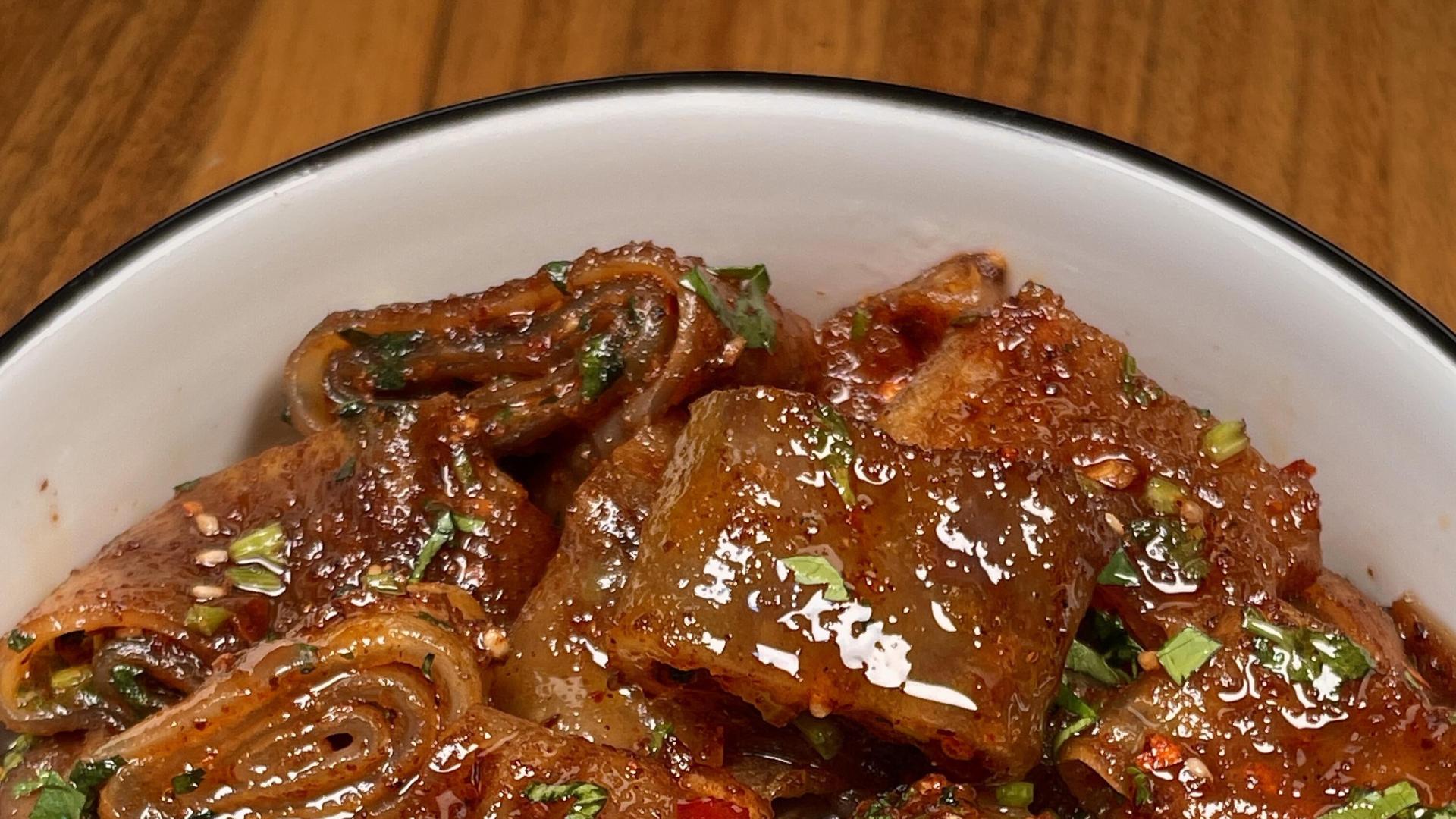 一口平底锅，复刻了让全家抢着吃的烧烤摊招牌