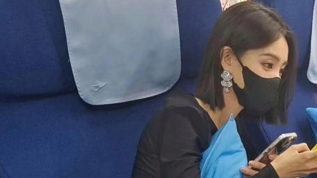 吴彦祖谴责光脚女乘客踩座椅，李一桐遭牵连，公共场合光脚引热议