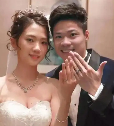 苏炳添与妻子从校园到婚纱的爱情让人羡慕。