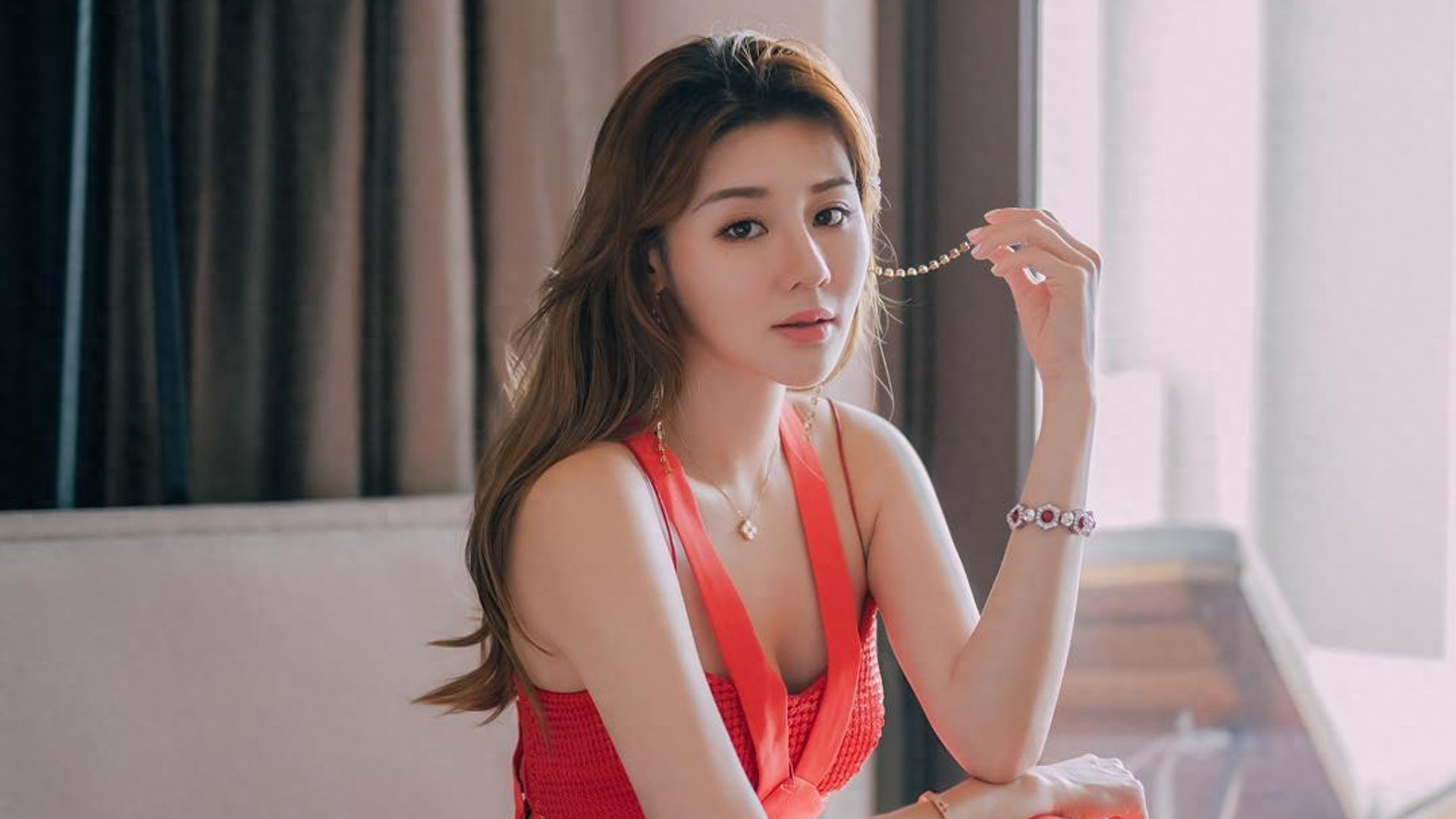 她被誉“清纯柏芝”，从TVB小花转型商界强人，32岁坐拥多处物业