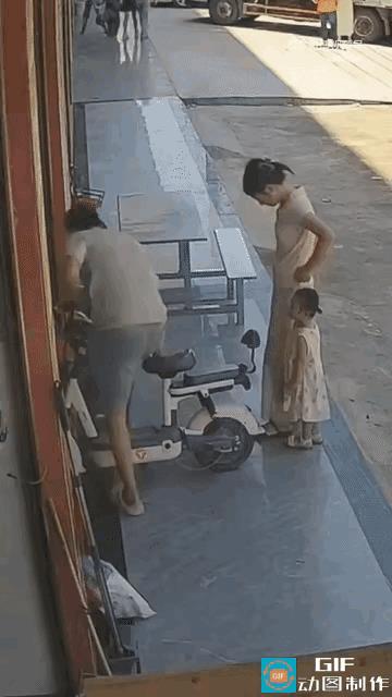 刚才刷到一个视频，看着真的太让人生气了，一对小夫妻带着一个孩子，也是成年人了，这