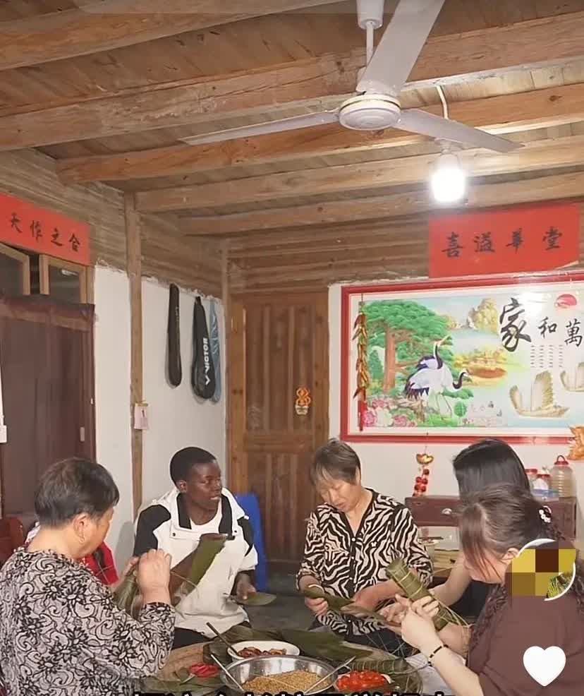 网友真是神预言啊！
Rose家人卖粽子，大动干戈，兄弟三亲自上山采粽绳，请来邻