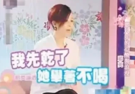 在一次宴会中，林志玲端着酒杯主动向那英敬酒，那英豪爽地一口气就干完了，结果林志玲