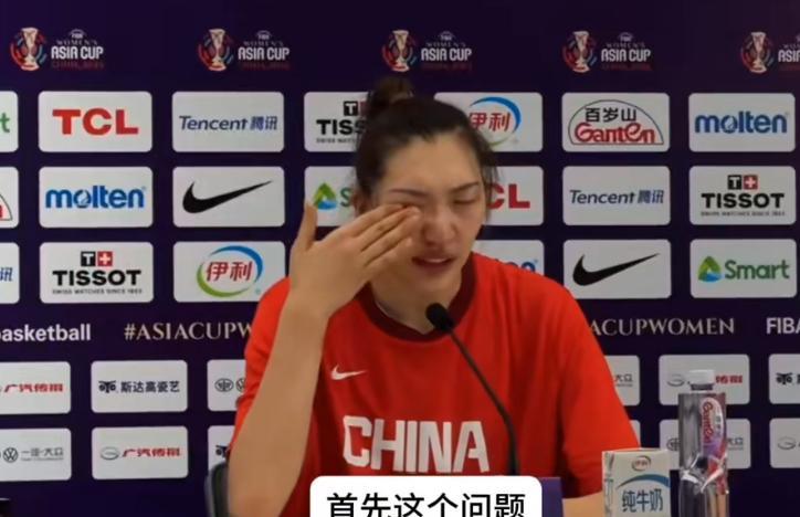 中国女篮输球后韩旭伤心落泪，她心中有着太多辛酸和委屈。
7月19日，中国女篮以8