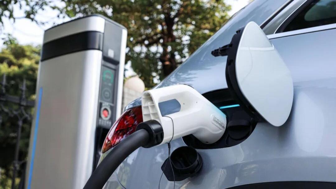 17家车企承诺为明年购置税减半兜底；电池分类标准有望明年落地；10月汽车召回盘点；理想汽车内部通报质