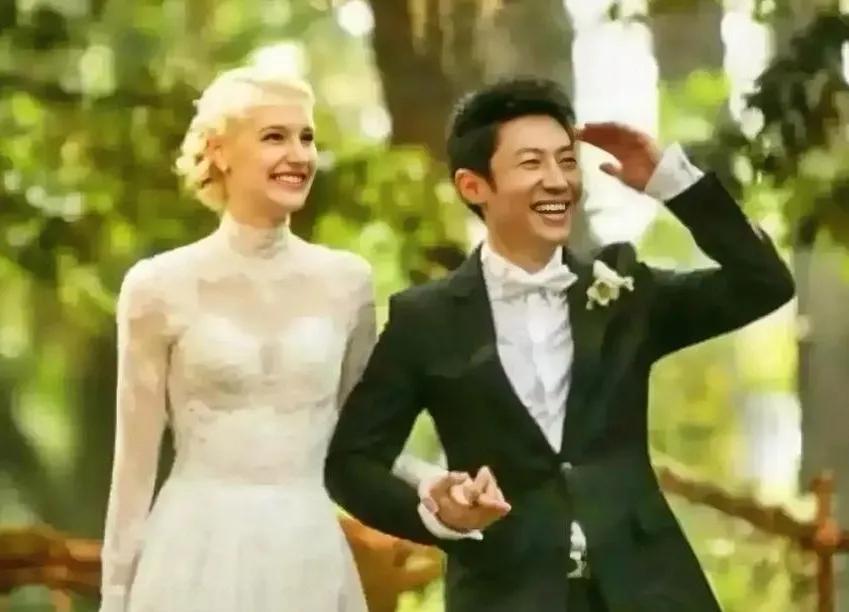 撒贝宁以幽默风趣、机智灵活的主持风格深受观众喜爱 。他的妻子李白曾是“五洲唱响乐
