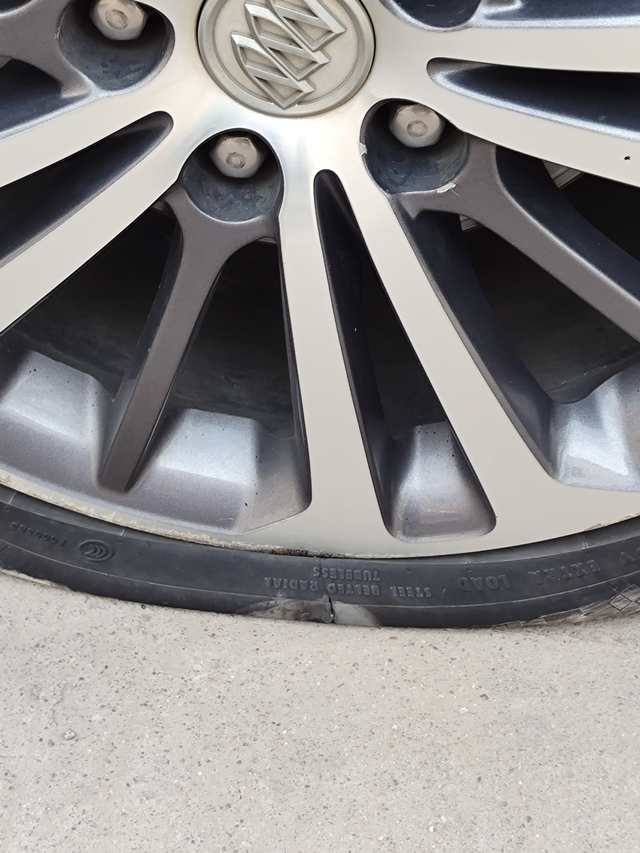 爆胎了我真服我自己了
昨天发烧39℃，开着车去打针，停车的时候一恍惚，右前轮进沟