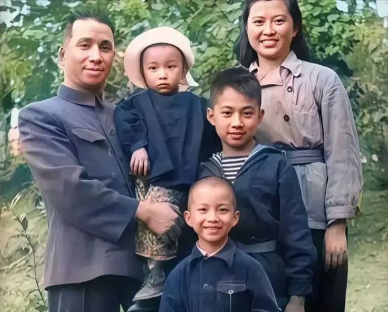 她18岁嫁给开国大将，后为副军级，儿子是中将，女婿是元帅之子


楚青真是漂亮！