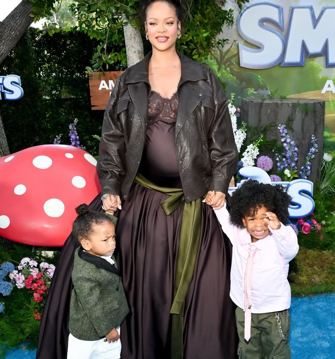 蕾哈娜Rihanna带着儿子们出席蓝精灵首映式。

蕾哈娜Rihanna携儿