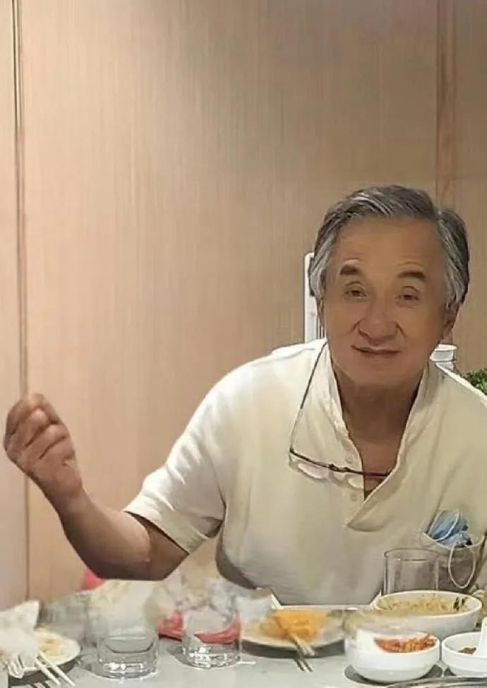 看着龙叔如今的模样，才惊觉岁月在他身上留下了痕迹，但那份刻在骨子里的敬业，从来没