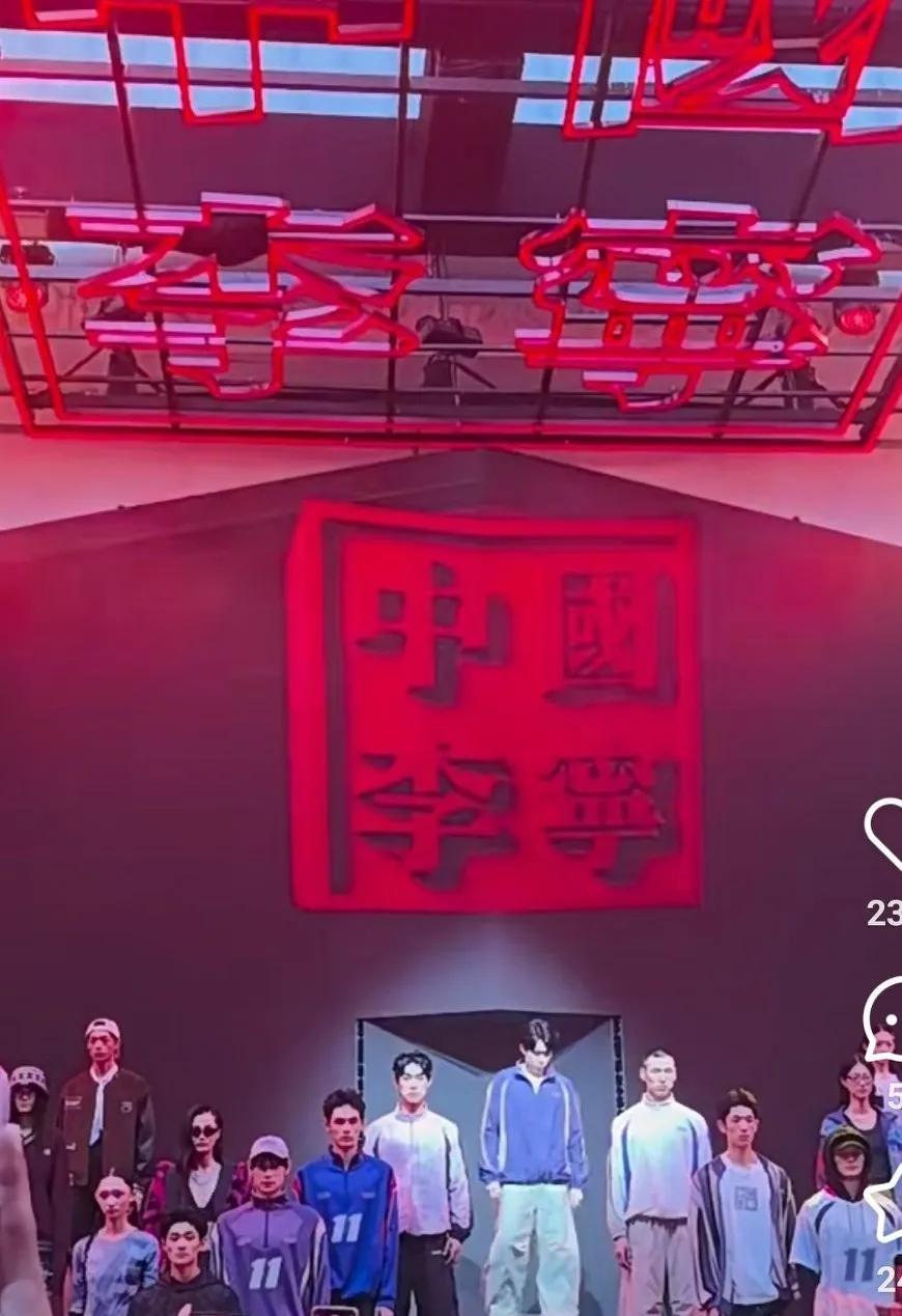 王楚钦出来找自己的站位。
原来王楚钦去上海是参加李宁的活动了，刚刚王楚钦从门里出