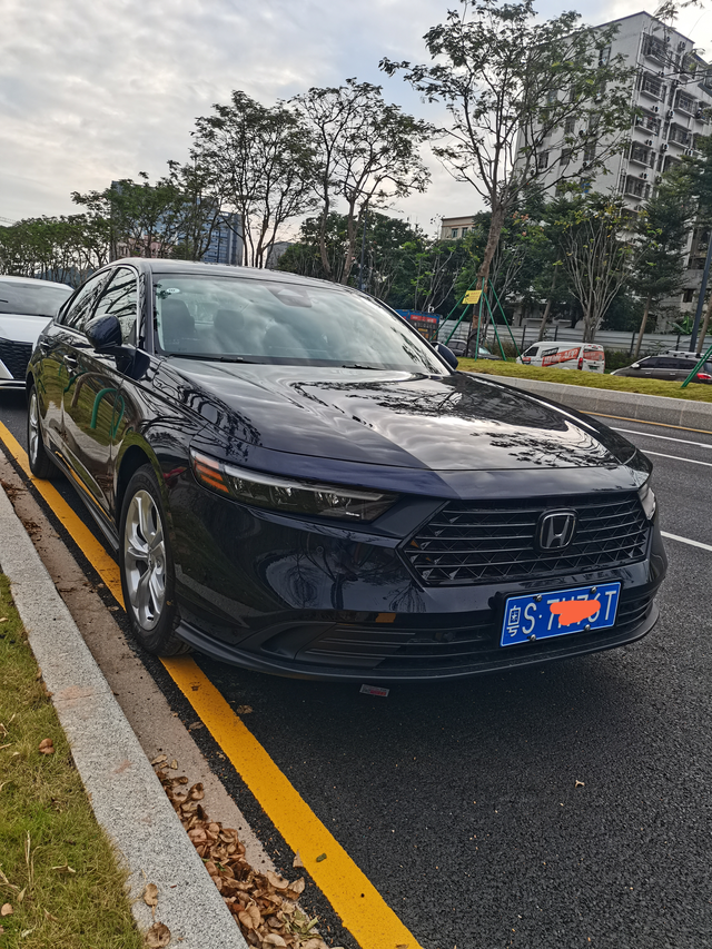 爱车用车一个月
九月底提的豪华版星空蓝，已经用车一个月多了，跑了1200公里，十