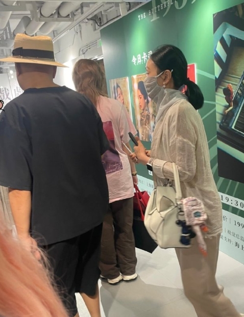 徐峥陶虹携女儿去看音乐剧，感情依然稳定，16岁的女儿一头金发长好高了，身形跟徐峥