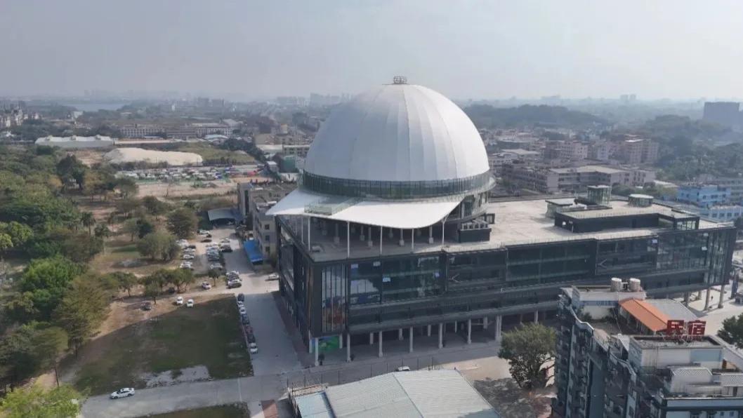 广东人真会玩！4.5亿大楼扣上"大帽子"，网友：台风来了hold住吗