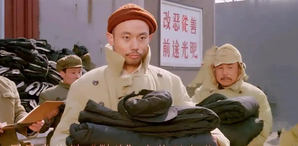 文强被俘后，在吃饭时，在场的被俘国军将领对他非常客气，有个少将主动给他系绑腿。解
