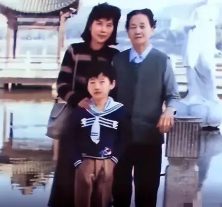董明珠说：“我妈妈2005年离开了我们，这件事我一直耿耿于怀，因为我没有给妈妈尽