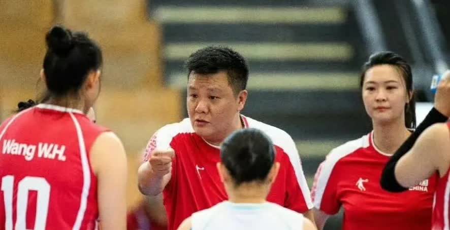 王之腾应将上海女排帅位让给张磊。大运会中国队0-3德国，王之腾坚持让王艺竹主接六