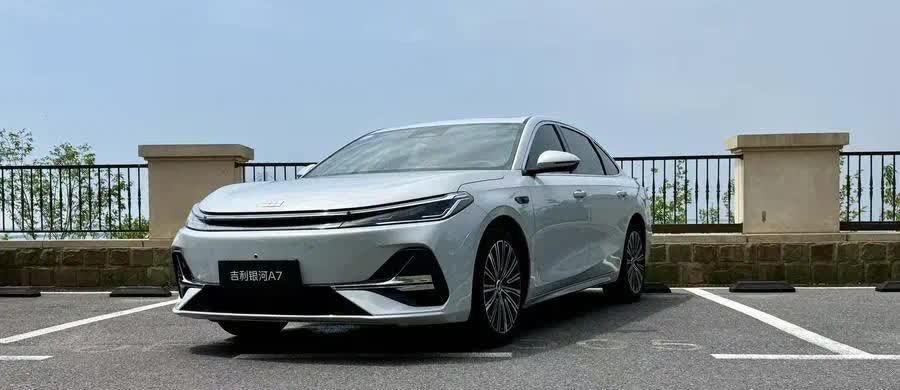 吉利银河A7上市限时8.18万起，轴距2845毫米，2100km综合续航，CLT