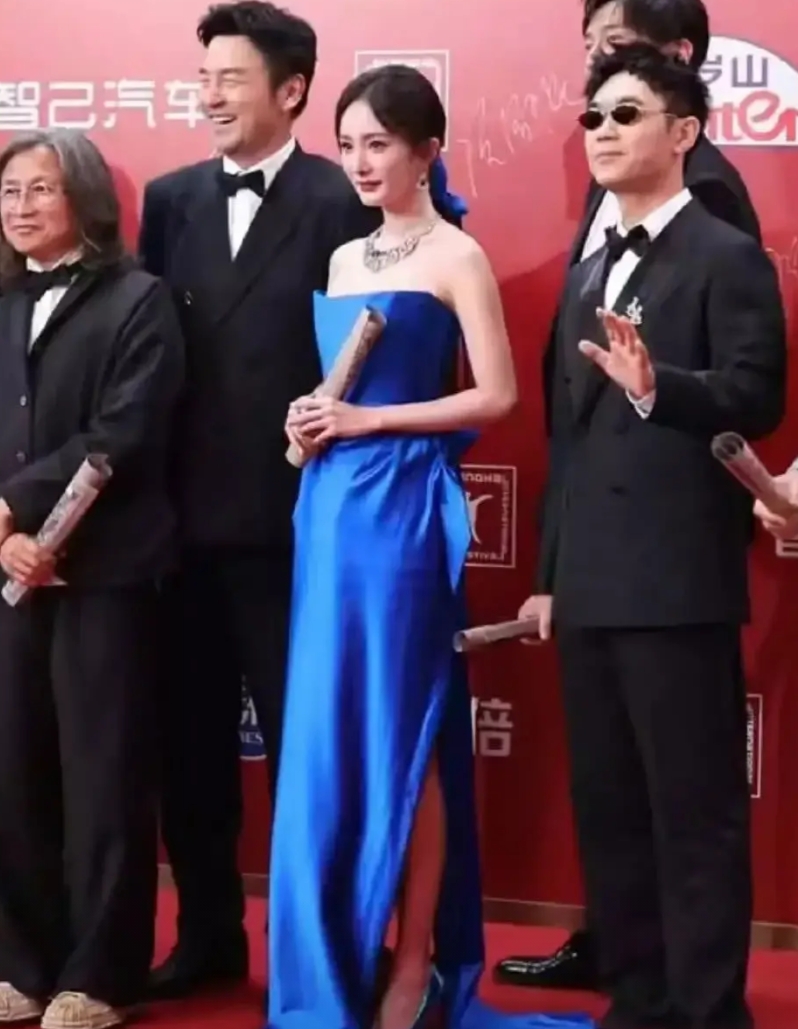 没有五官谁又会去了解你的三官呢？
现在各大媒体都在播报上海电影节幂幂的这身蓝色装