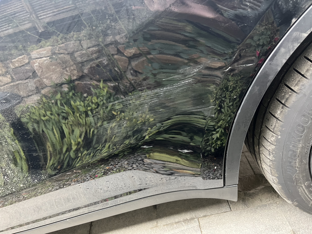 一血蹭到奔驰了走不走保险
停车蹭到了旁边的奔驰gle，对方保险杠掉漆，接受100