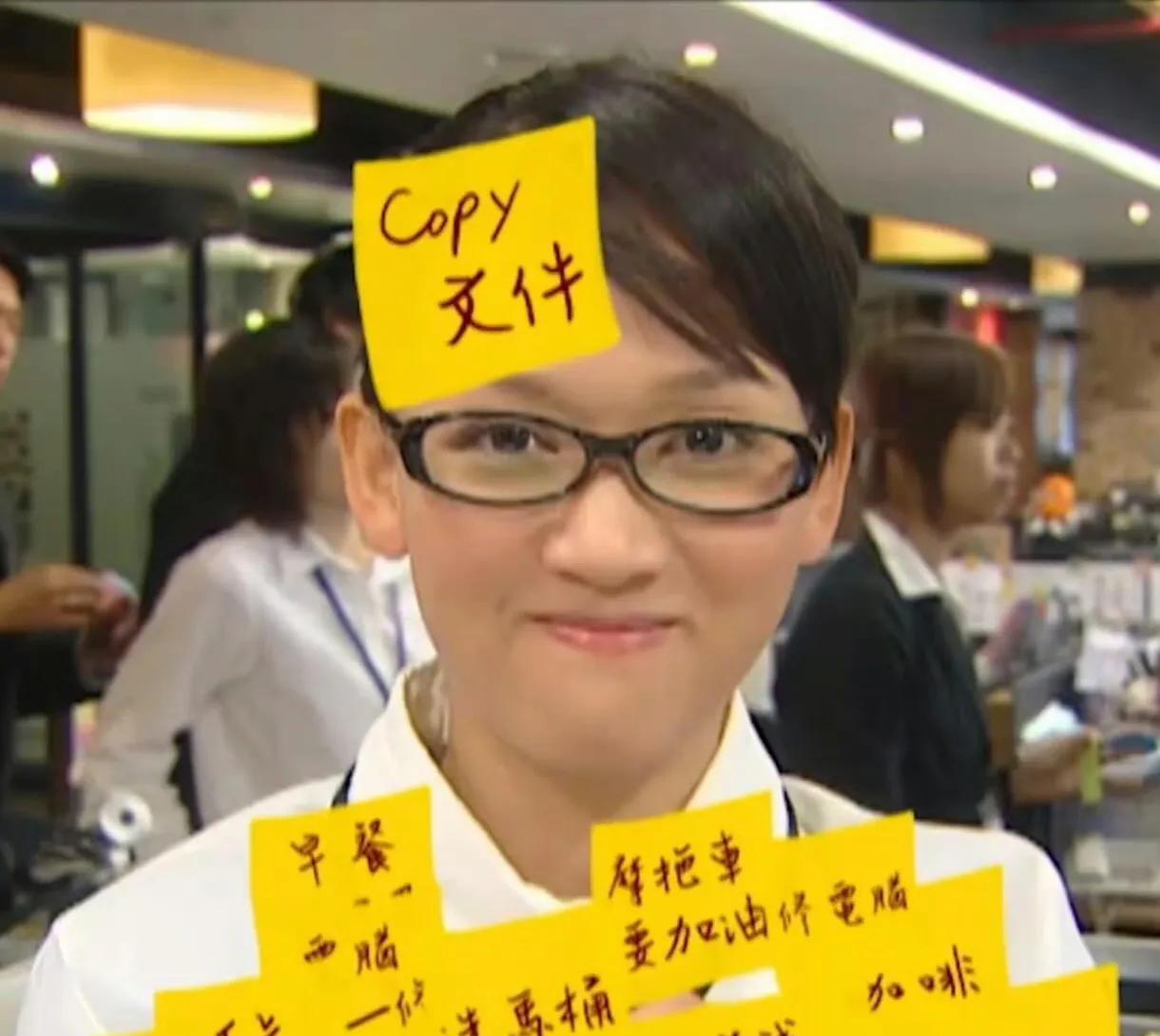 #陈乔恩17年后再做便利贴女孩# 谁懂啊！陈乔恩在综艺里拿起便利贴的那一刻，直接