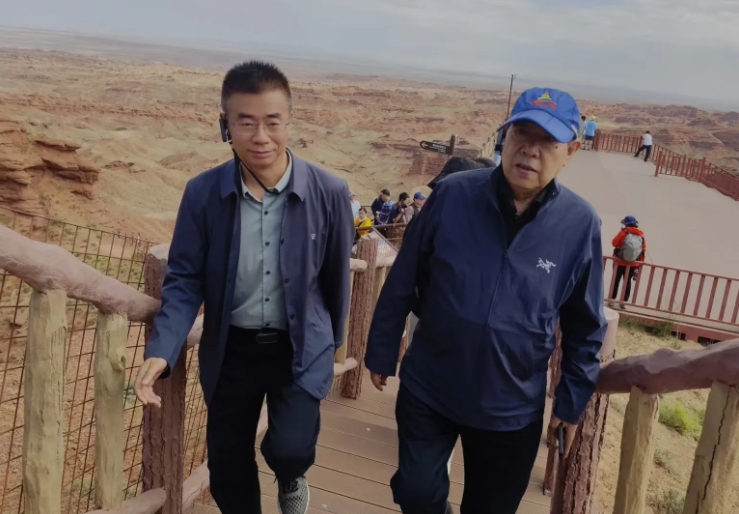 爆！著名作家贾平凹现身张掖，盛赞七彩丹霞、平山湖为“大地史诗”！