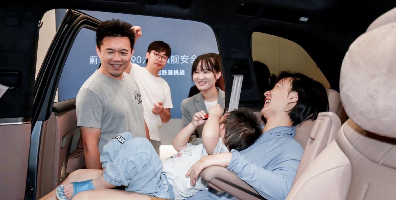 李斌展示人气！
今天下午，李斌也来巡店了，没想到周末他们的人气这么高！
他的解释