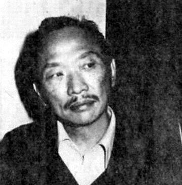 古龙下葬时出现了一件怪事，他生前酷爱饮酒，去世时48岁，于是几位好友，将48瓶白