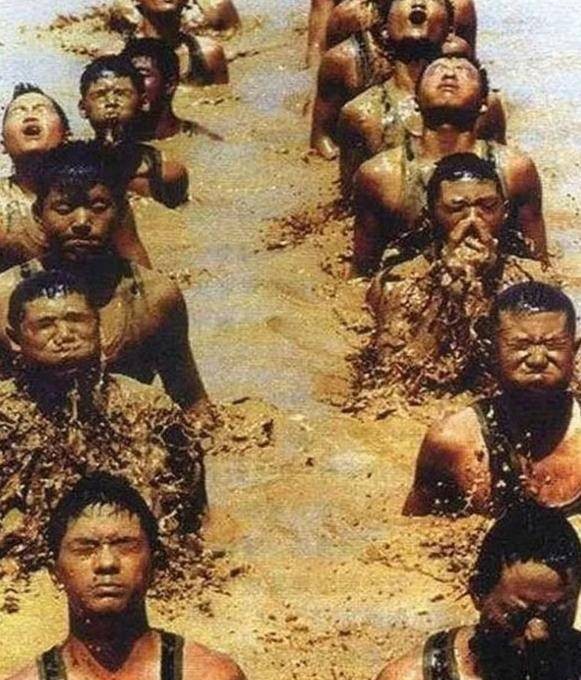 98年抗洪，群众跪下求解放军别往江里跳：家不要了，求你们别跳了