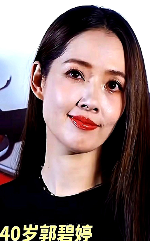 郭碧婷不吵不闹，她早把退路算清

2024年3月，向佐又被拍到和陌生女子贴耳说话